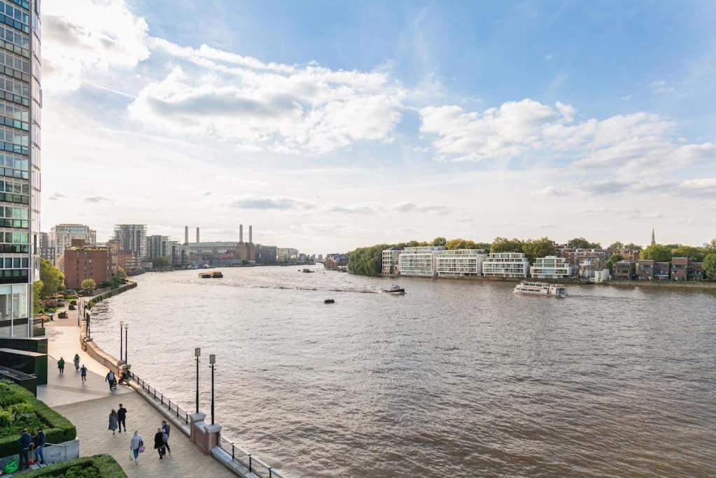 2 Bed Riverside Flat With Breath Taking Views * London