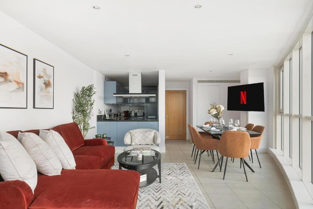 Apartment 2 Bed Riverside Flat With Breath Taking Views *