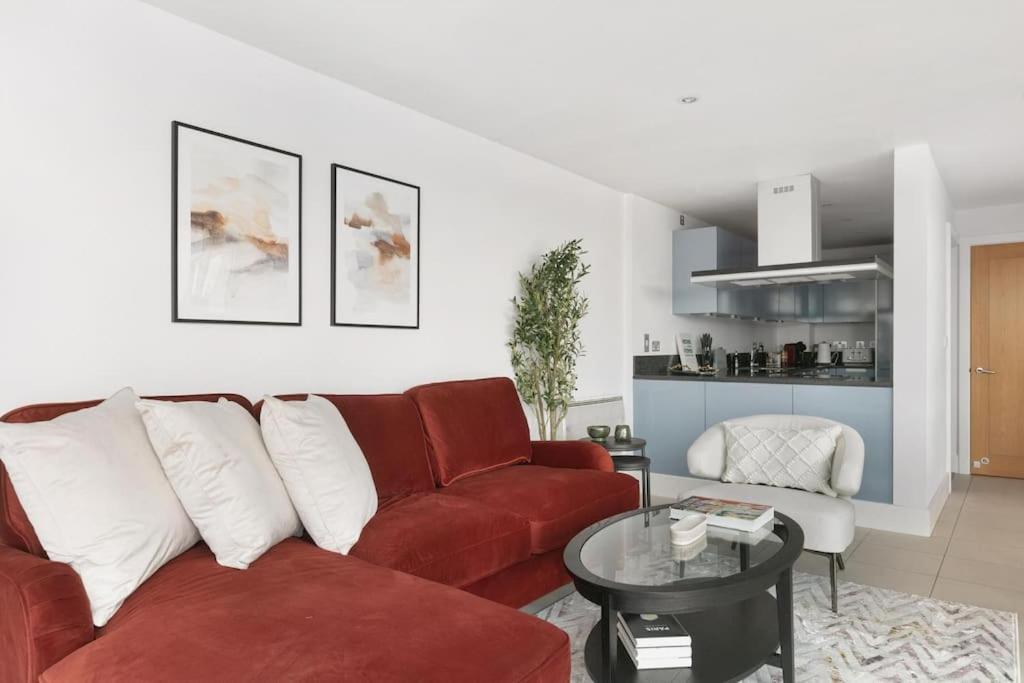 2 Bed Riverside Flat With Breath Taking Views * London