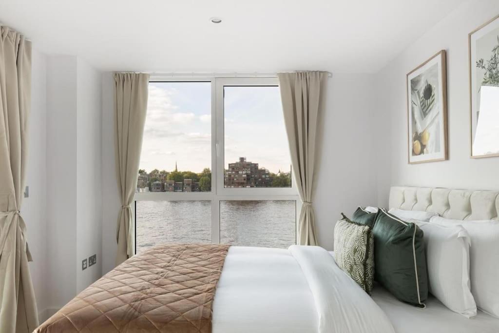 Apartment 2 Bed Riverside Flat With Breath Taking Views London