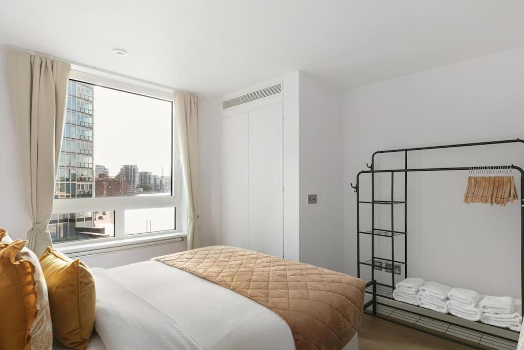 2 Bed Riverside Flat With Breath Taking Views * London