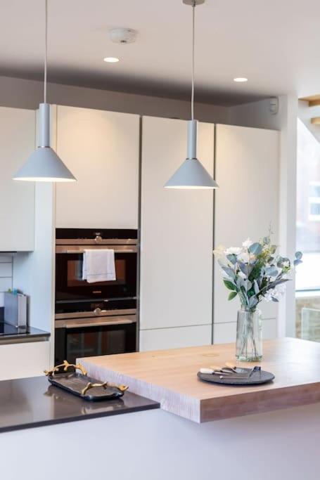 Stylishly Designed 4 Bedroom Apartamento Londres