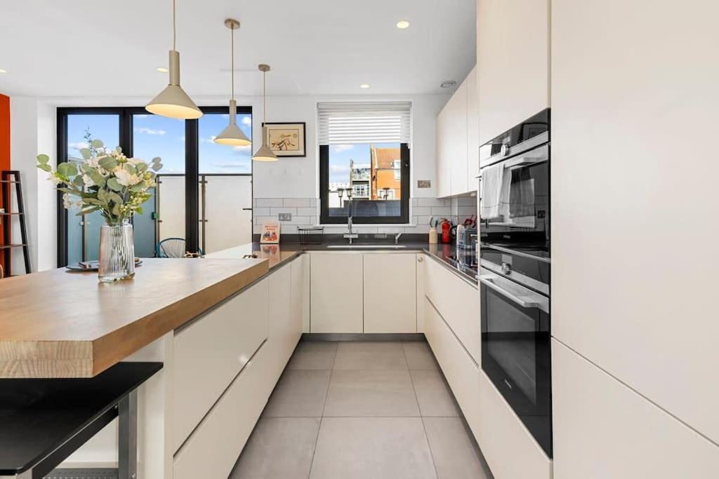 Stylishly Designed 4 Bedroom Apartamento Londres