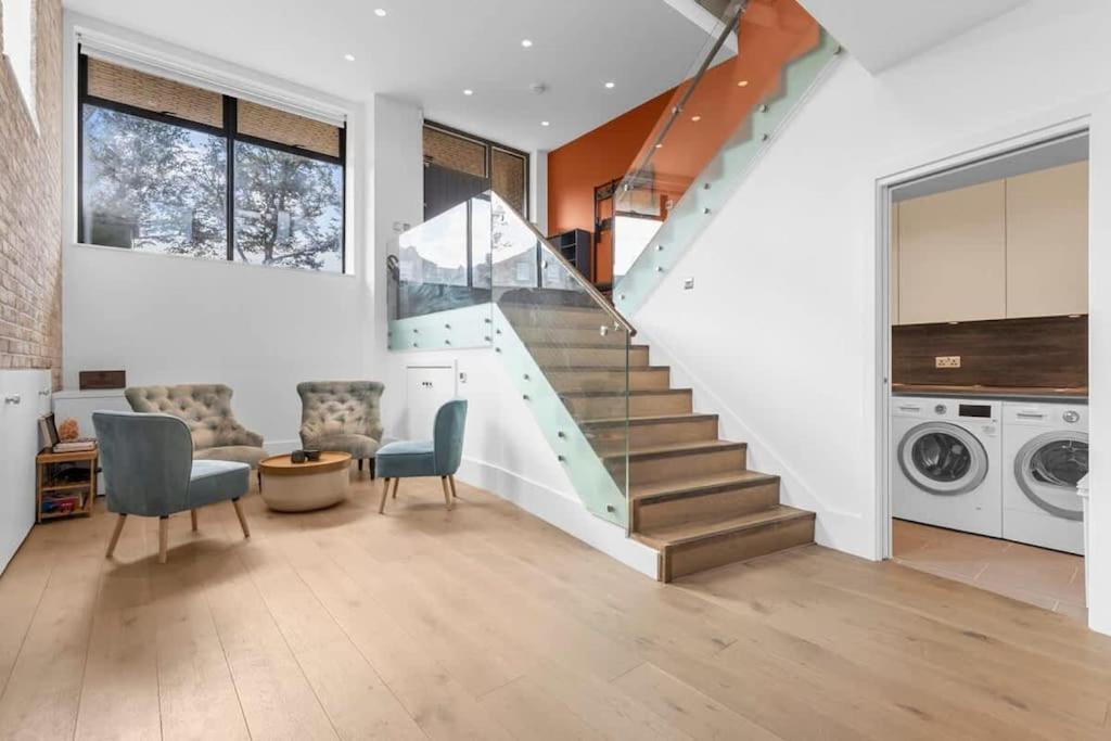 Stylishly Designed 4 Bedroom Apartamento Londres