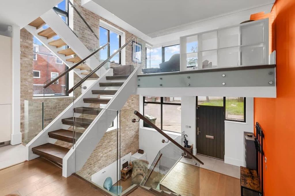 Stylishly Designed 4 Bedroom Apartamento *
