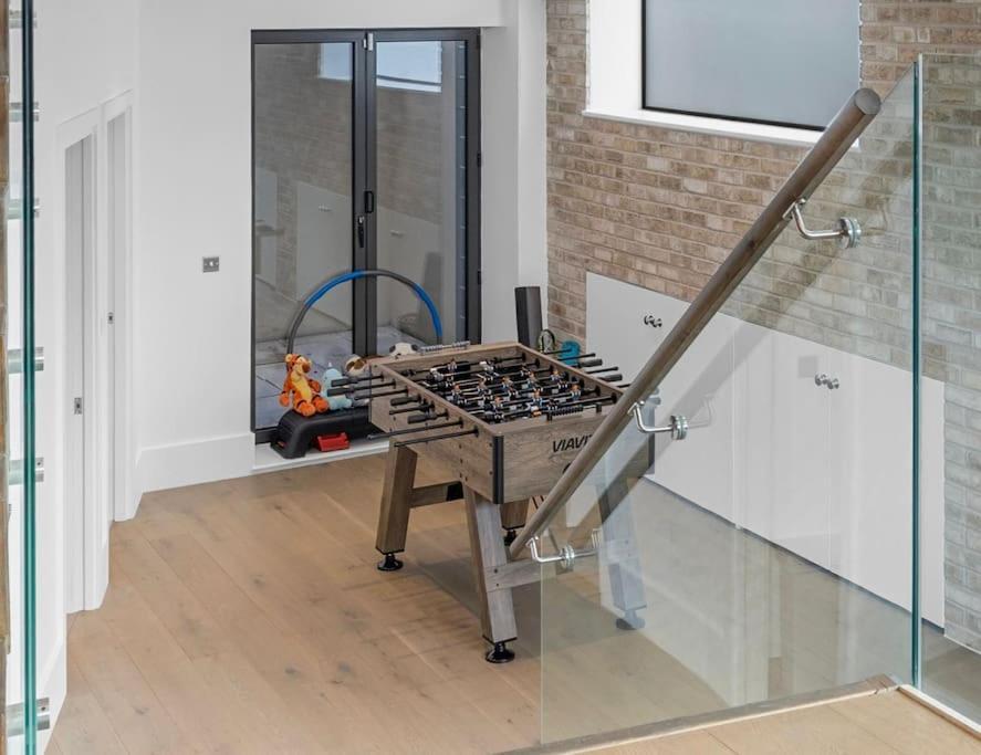 Stylishly Designed 4 Bedroom Apartamento Londres