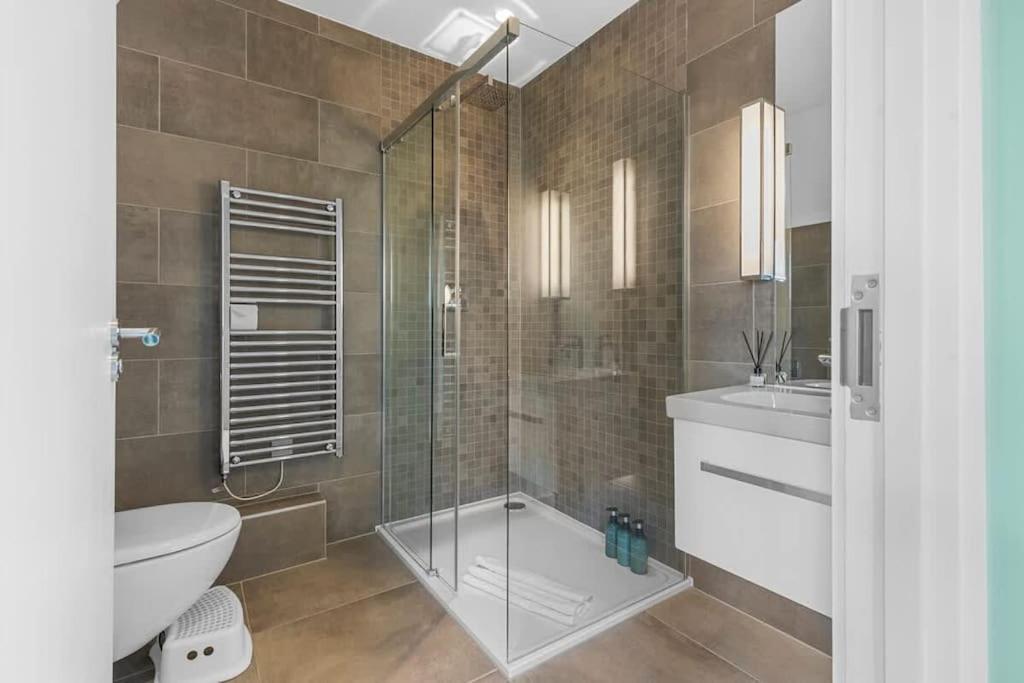 Stylishly Designed 4 Bedroom Apartamento *