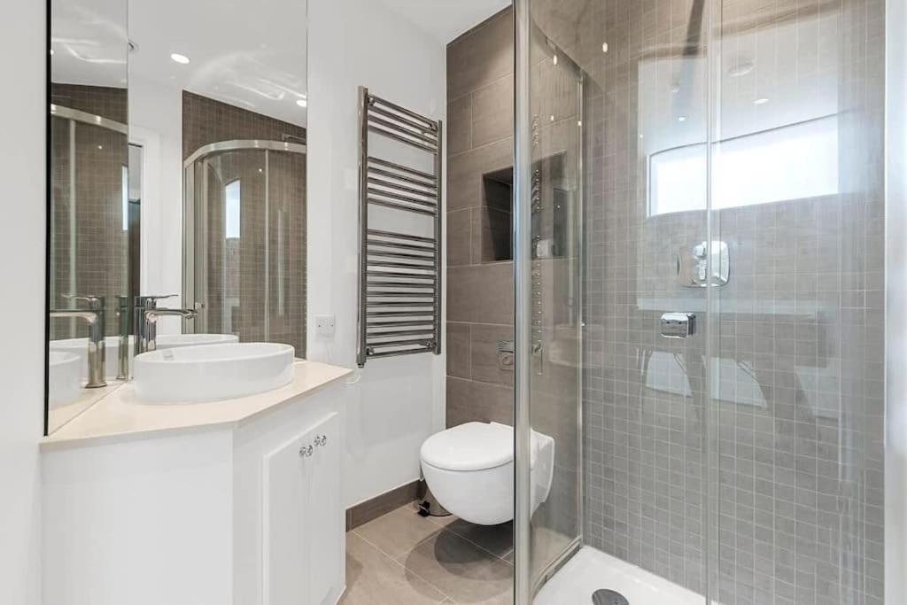 Stylishly Designed 4 Bedroom Apartamento *