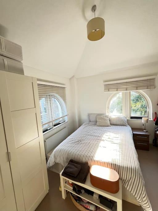 Charming Canal-side Flat Near Iconic Portobello Rd Apartment