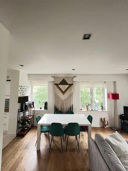 Charming Canal-side Flat Near Iconic Portobello Rd Apartment London