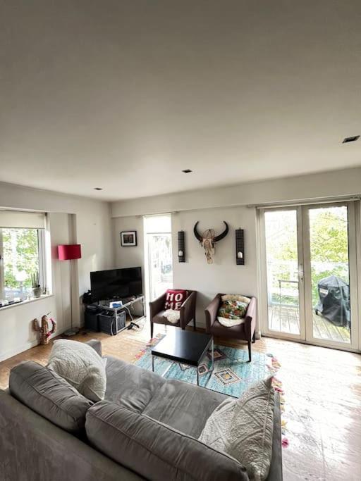 Charming Canal-side Flat Near Iconic Portobello Rd London