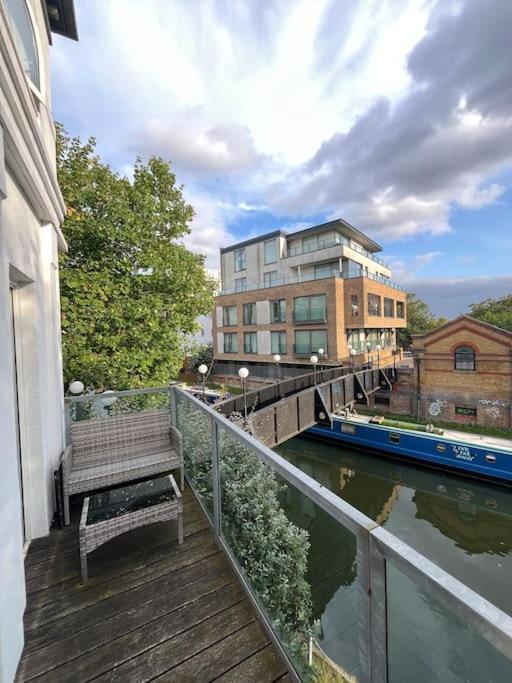 Charming Canal-side Flat Near Iconic Portobello Rd * London