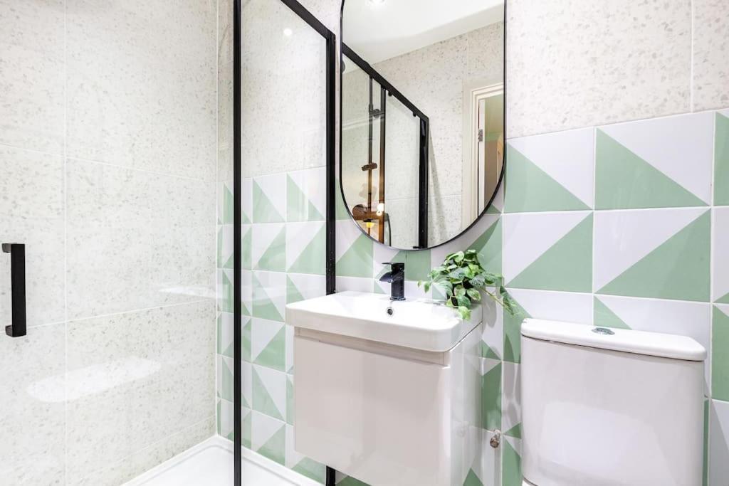 Apartment Near Queensway Station