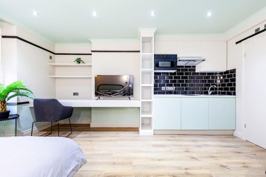 Near Queensway Station Apartment *