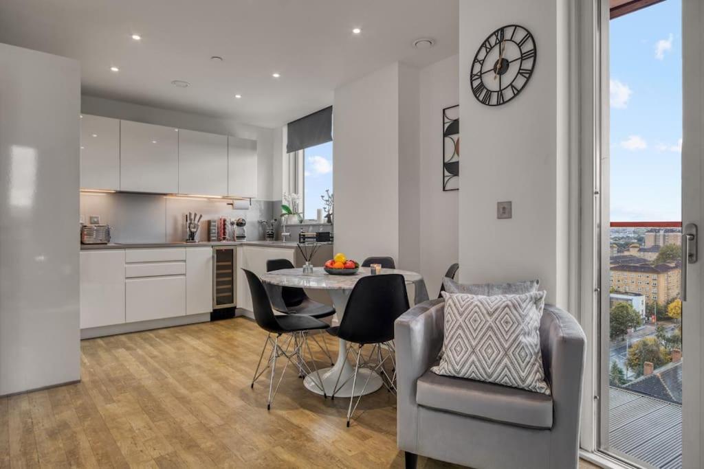 Apartment 2 Bed & 2 Bath Next To Nine Elms Station - Zone 1 *