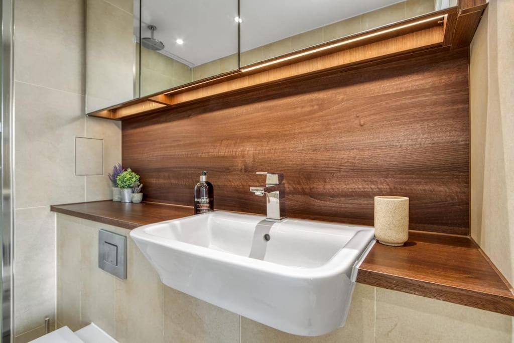 2 Bed & 2 Bath Next To Nine Elms Station - Zone 1 Apartment