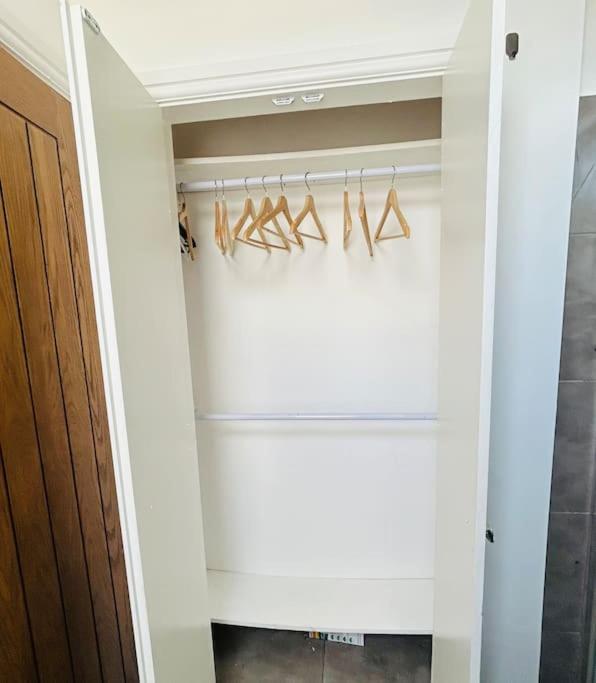 Luxury Near Canning Town- Free Parking *