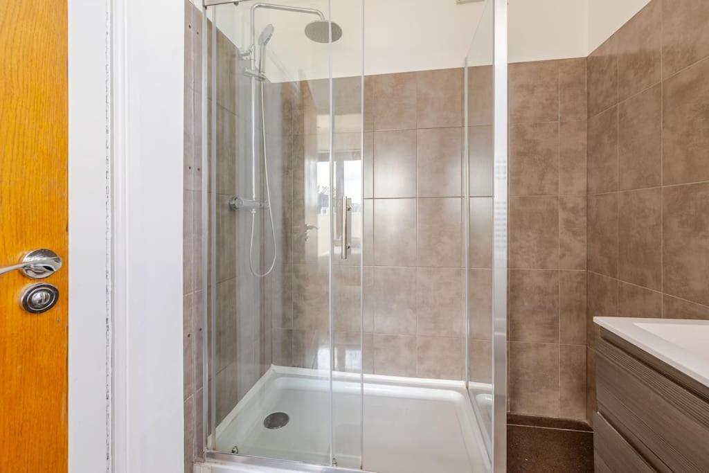 Luxury Near Canning Town- Free Parking Apartment *