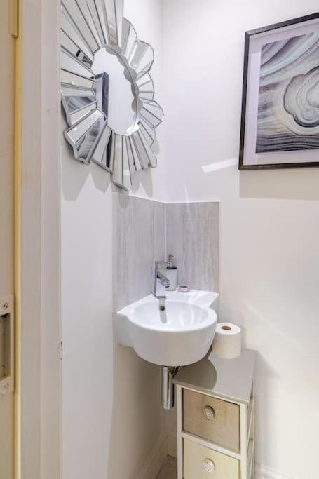 Luxury Near Canning Town- Free Parking Apartment