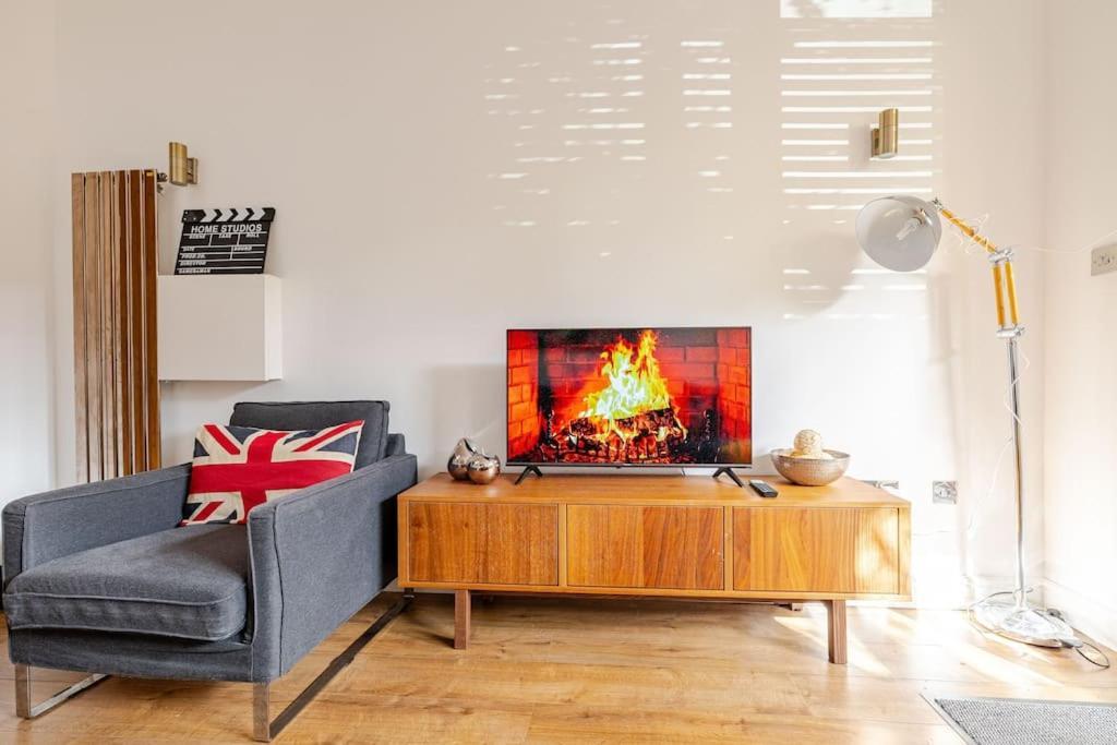 Apartment Luxury Near Canning Town- Free Parking London