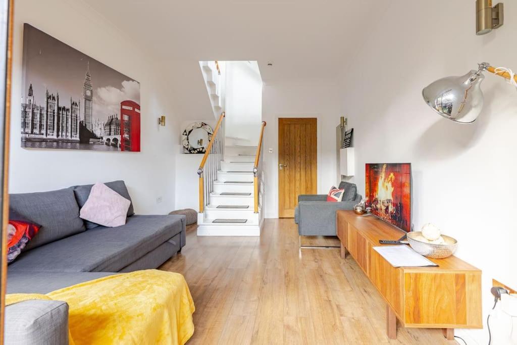 Luxury Near Canning Town- Free Parking Apartment *