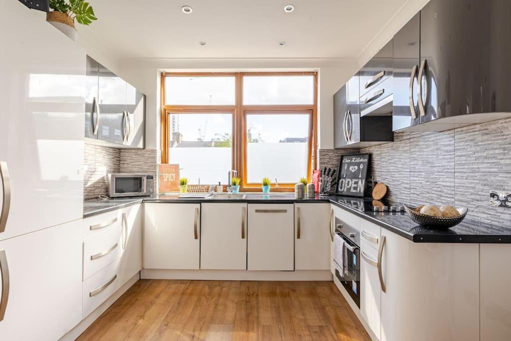 Luxury Near Canning Town- Free Parking Apartment