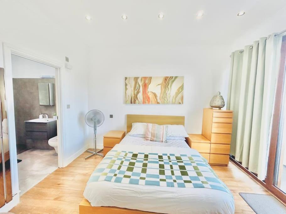 Luxury Near Canning Town- Free Parking Apartment *