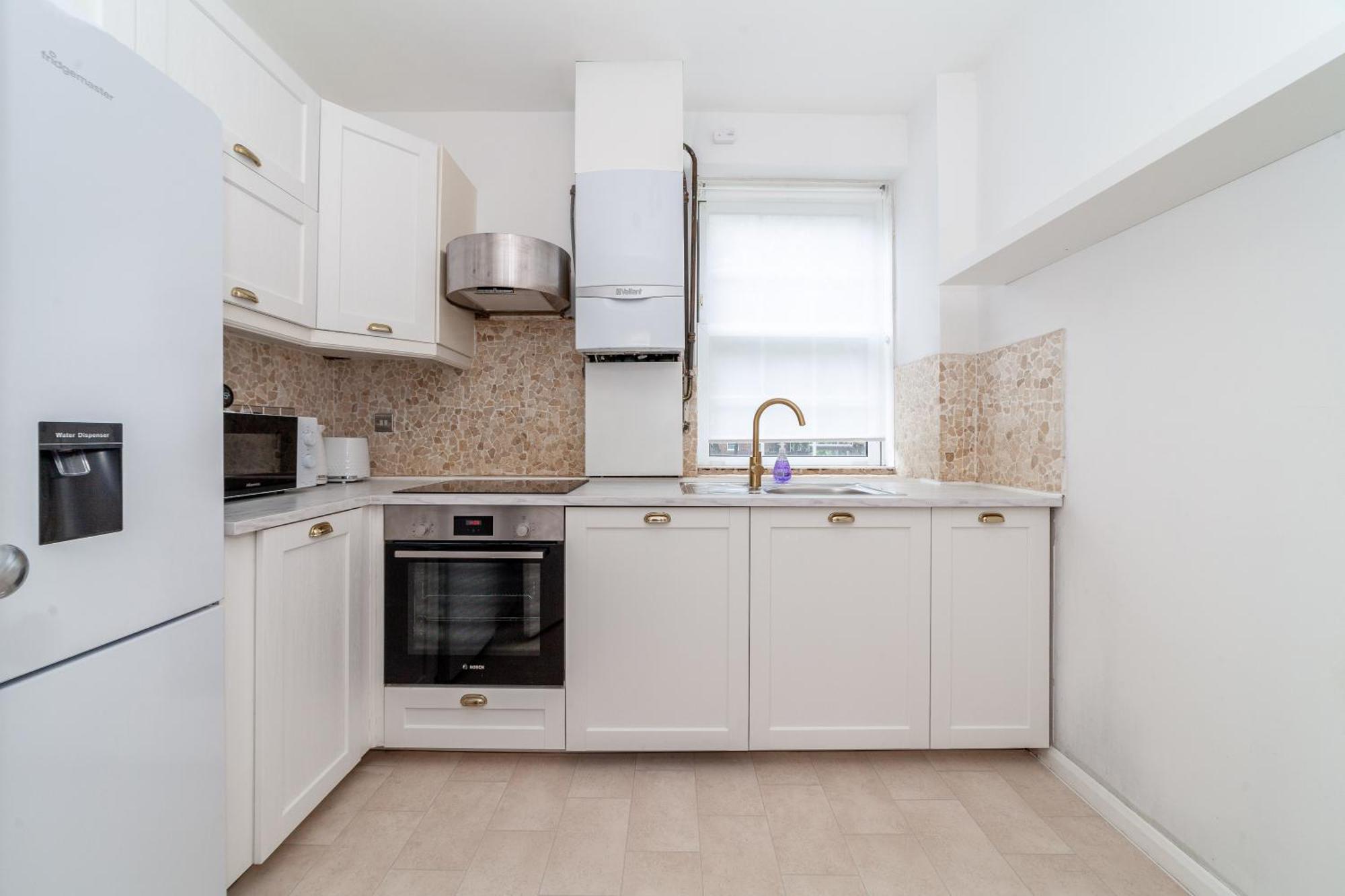 Comfortable Welcoming 3br House Wbalcony, South Apartment London