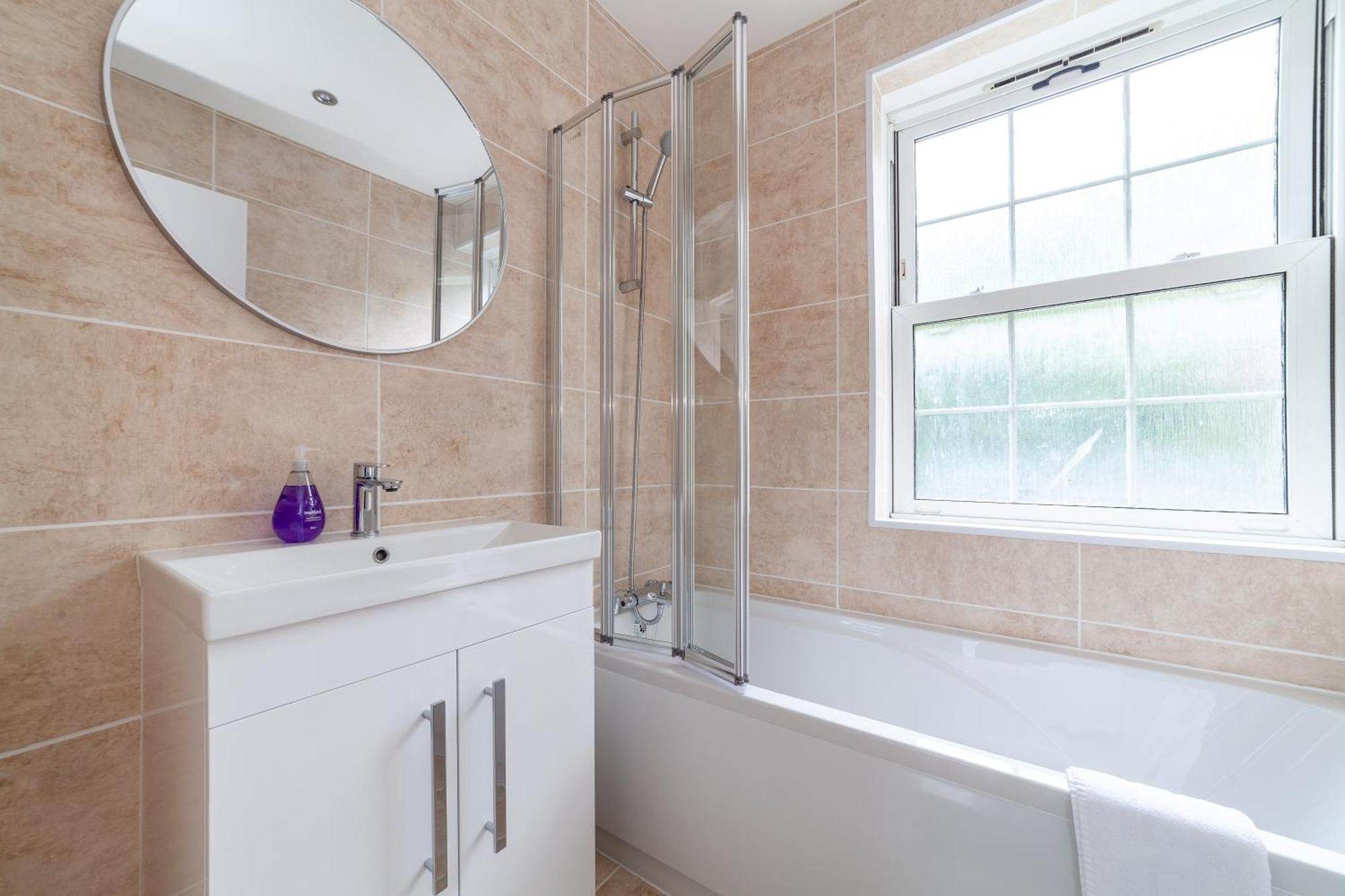 Comfortable Welcoming 3br House Wbalcony, South Apartment London