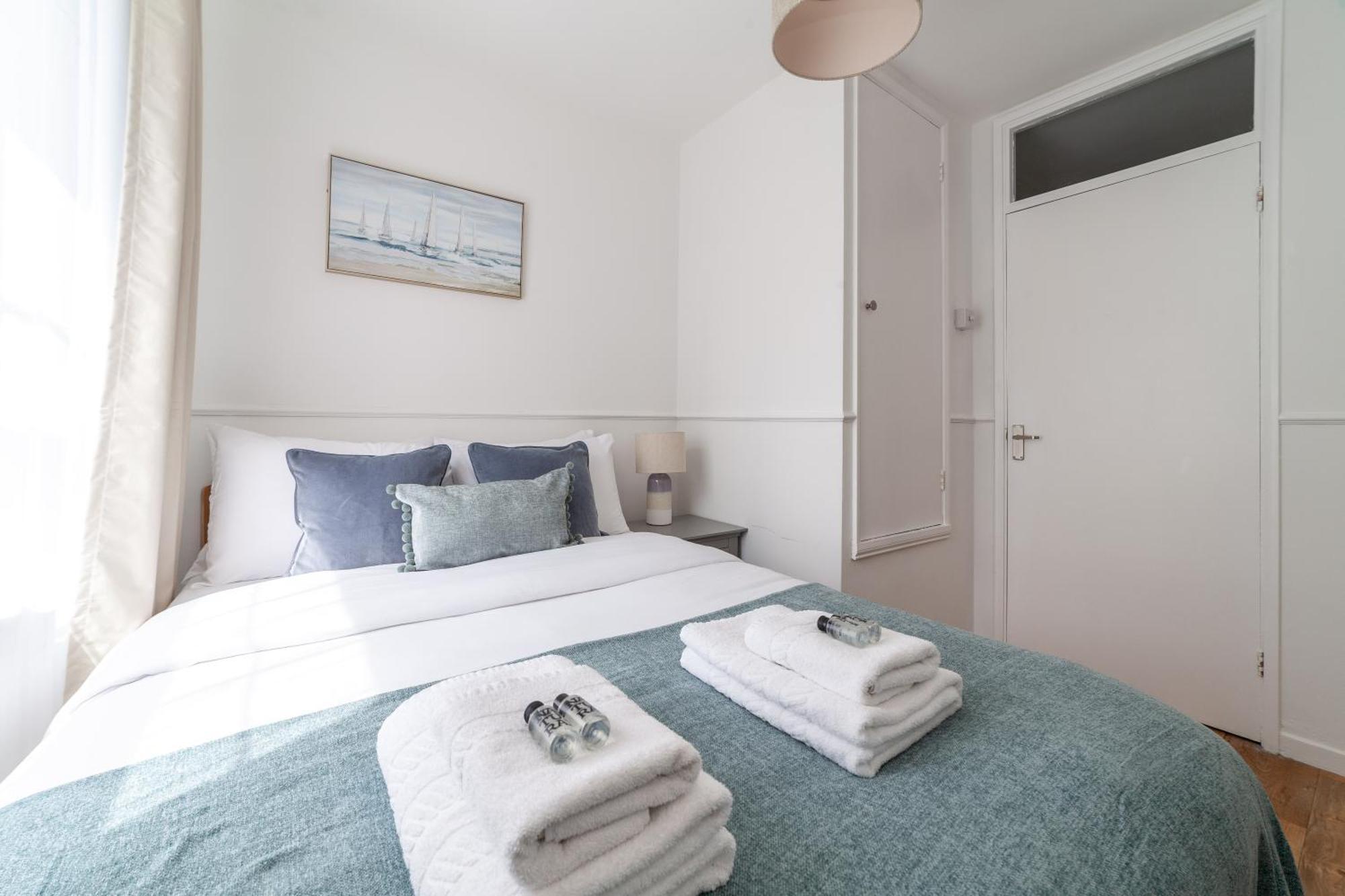 Comfortable Welcoming 3br House Wbalcony, South London