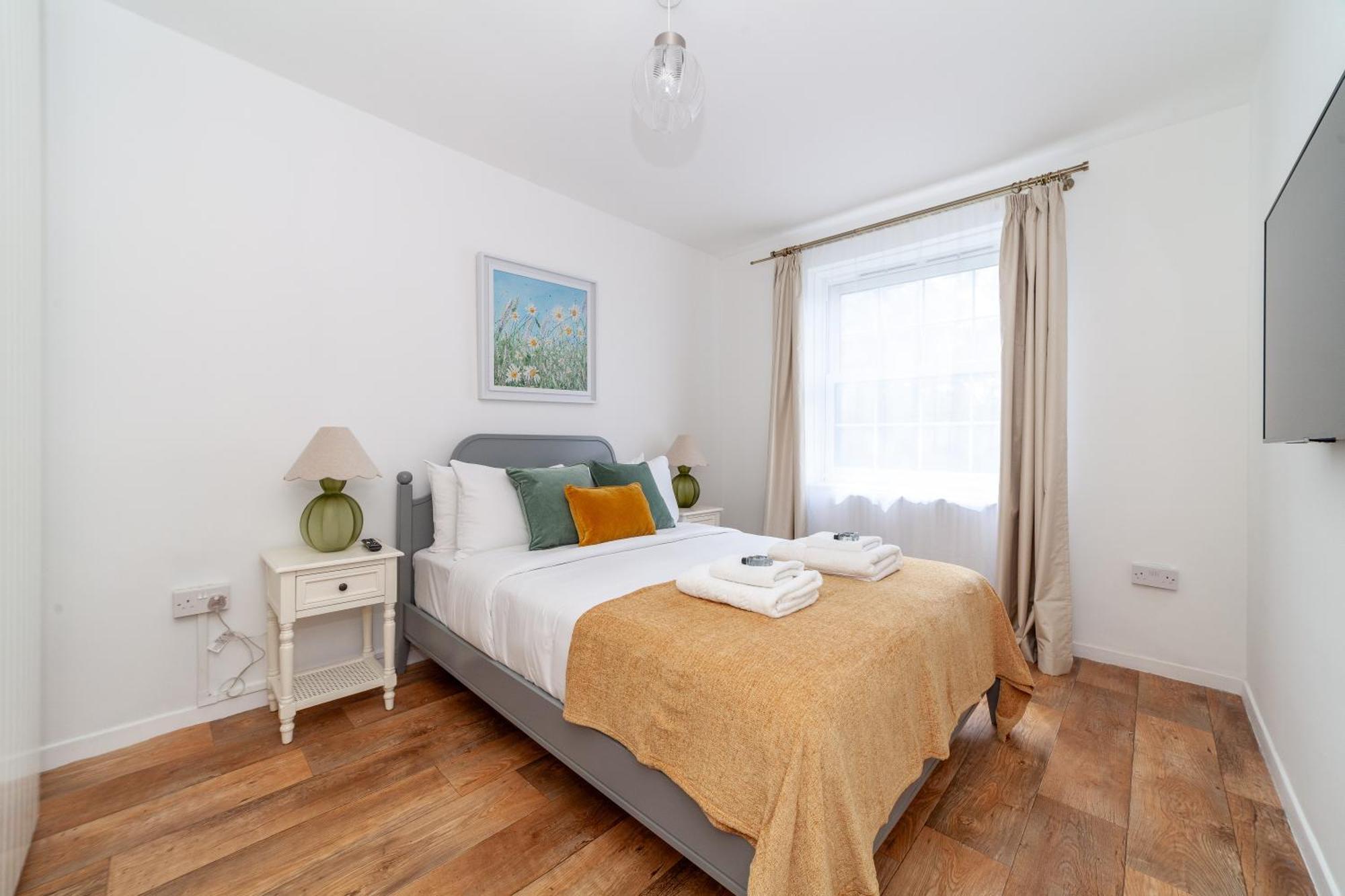 Comfortable Welcoming 3br House Wbalcony, South Apartment London