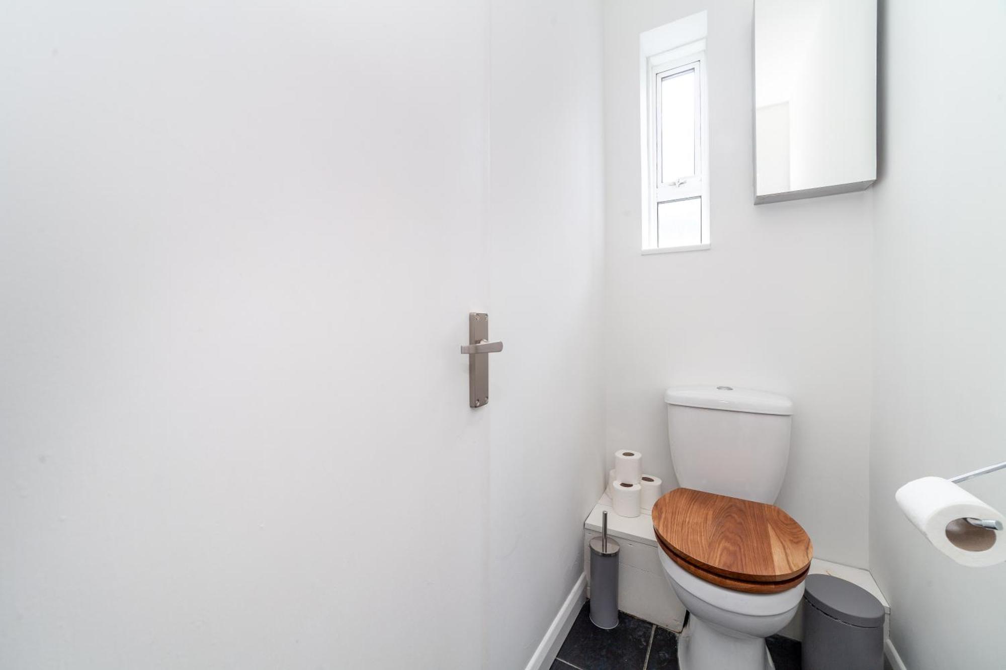 Comfortable Welcoming 3br House Wbalcony, South London