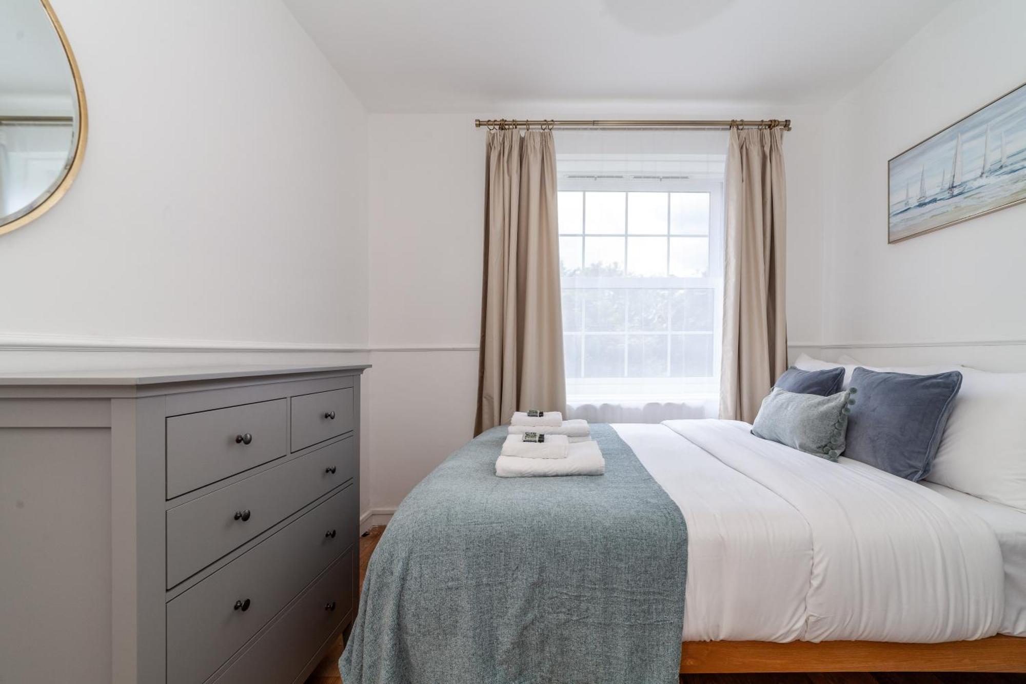 Comfortable Welcoming 3br House Wbalcony, South Apartment London