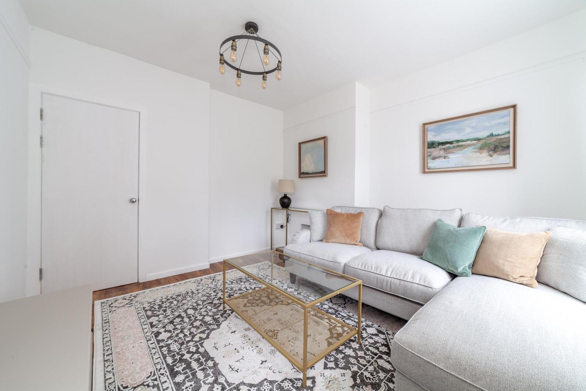 Comfortable Welcoming 3br House Wbalcony, South Apartment