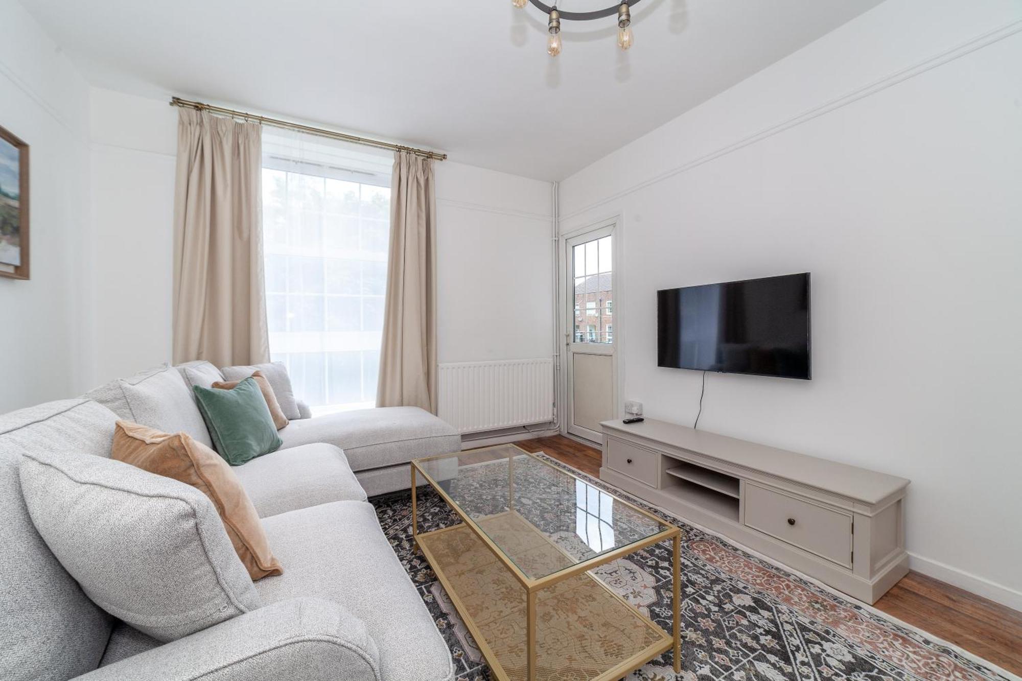 Comfortable Welcoming 3br House Wbalcony, South Apartment London
