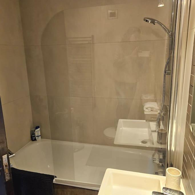 Apartment Spacious Two Bedroom In South Kensington