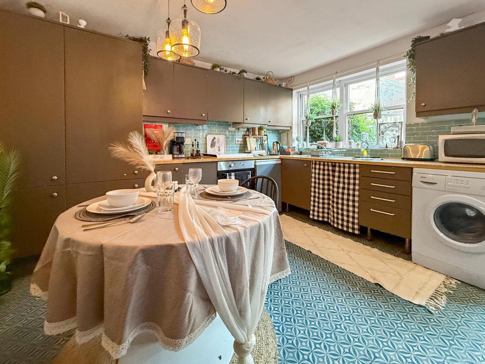 2bed Garden House W/hot Tub, Sauna & Cinema