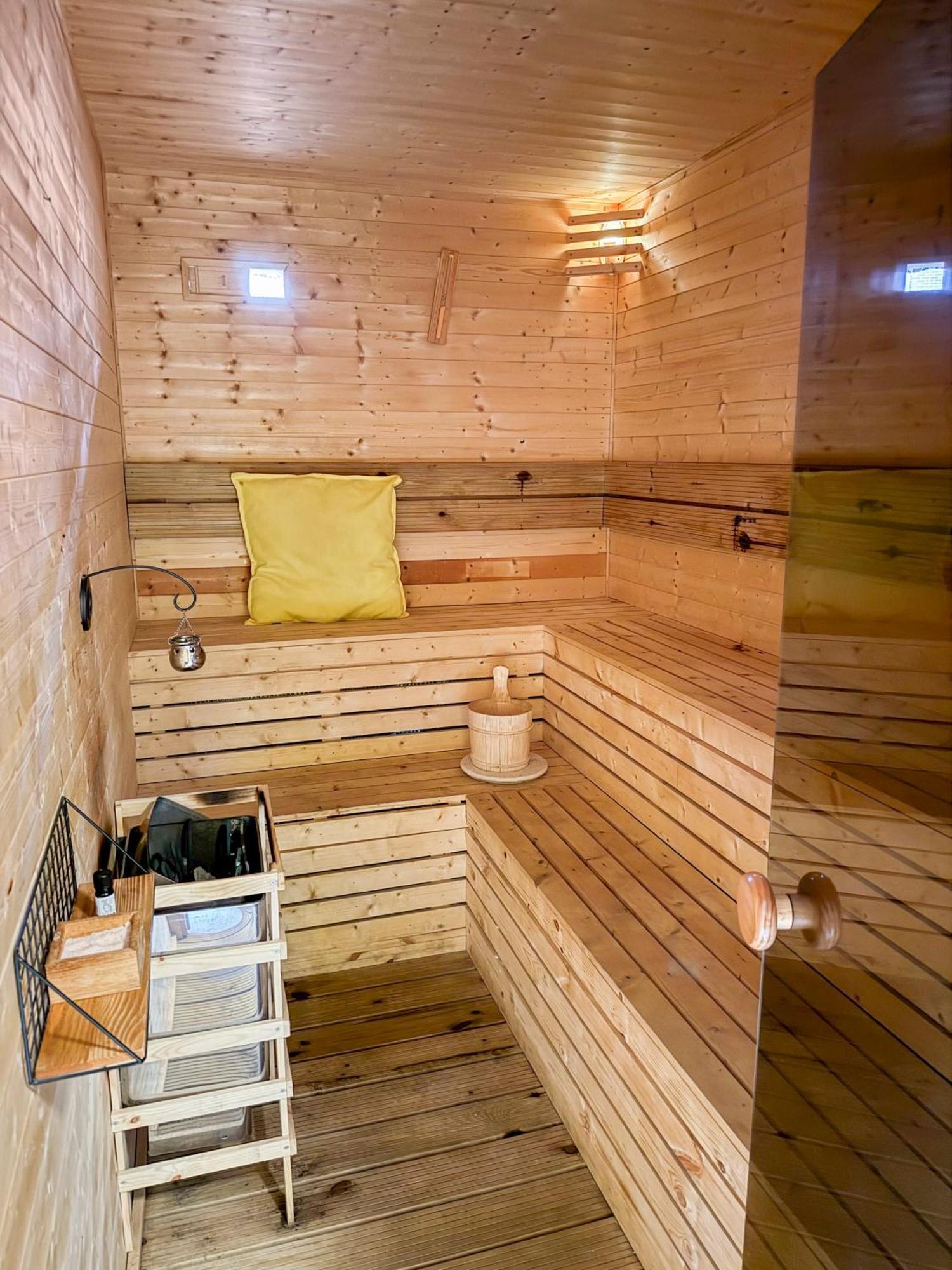 2bed Garden House W/hot Tub, Sauna & Cinema Feriehus