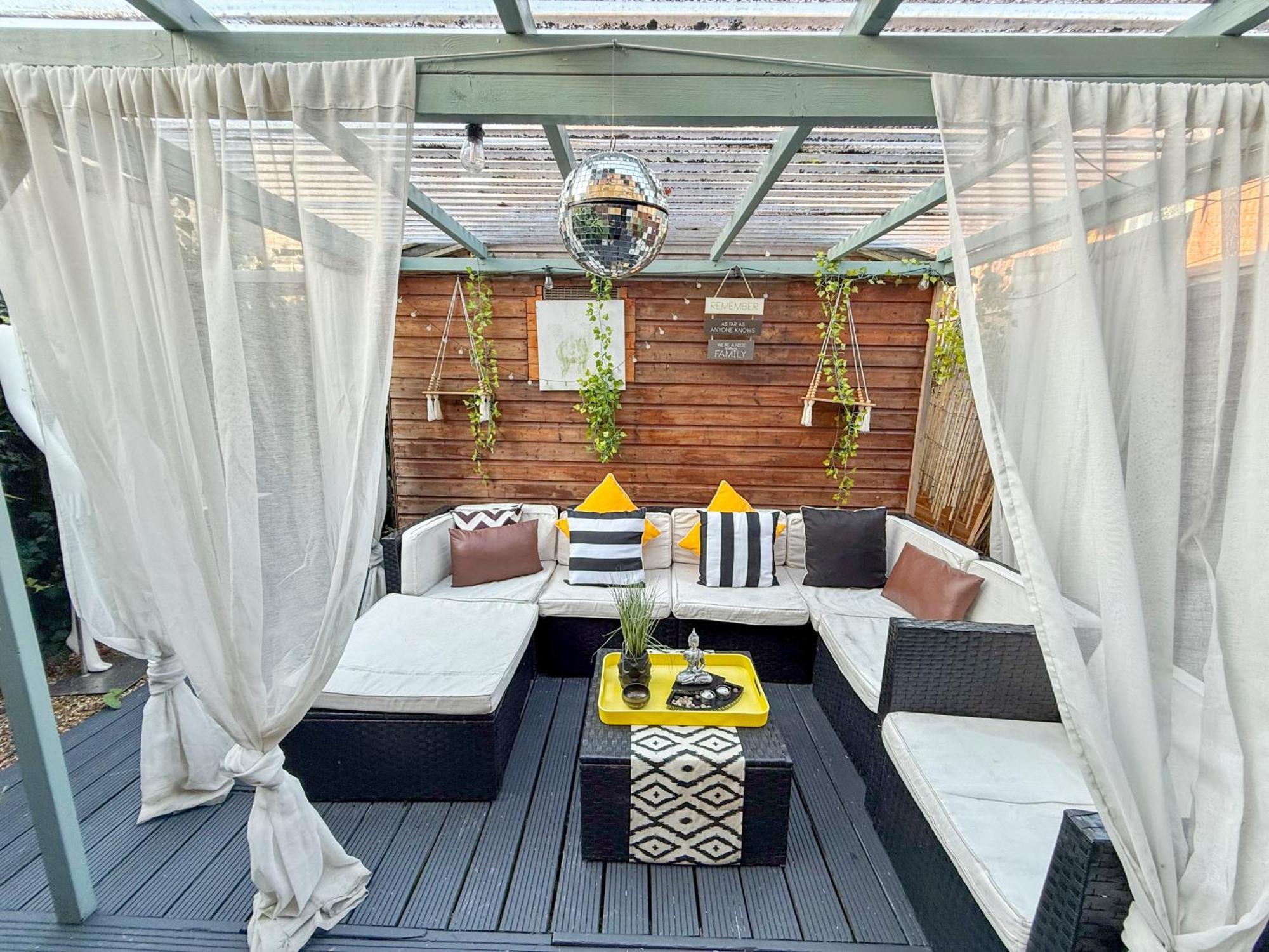 Feriehus 2bed Garden House W/hot Tub, Sauna & Cinema *