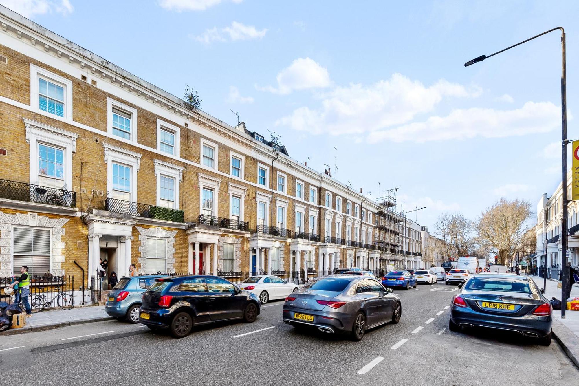 Newly Renovated Kensington 2 Bedroom With Balcony Near Harrods Sleeps 6, 2 Min Walk From Station Leilighet *