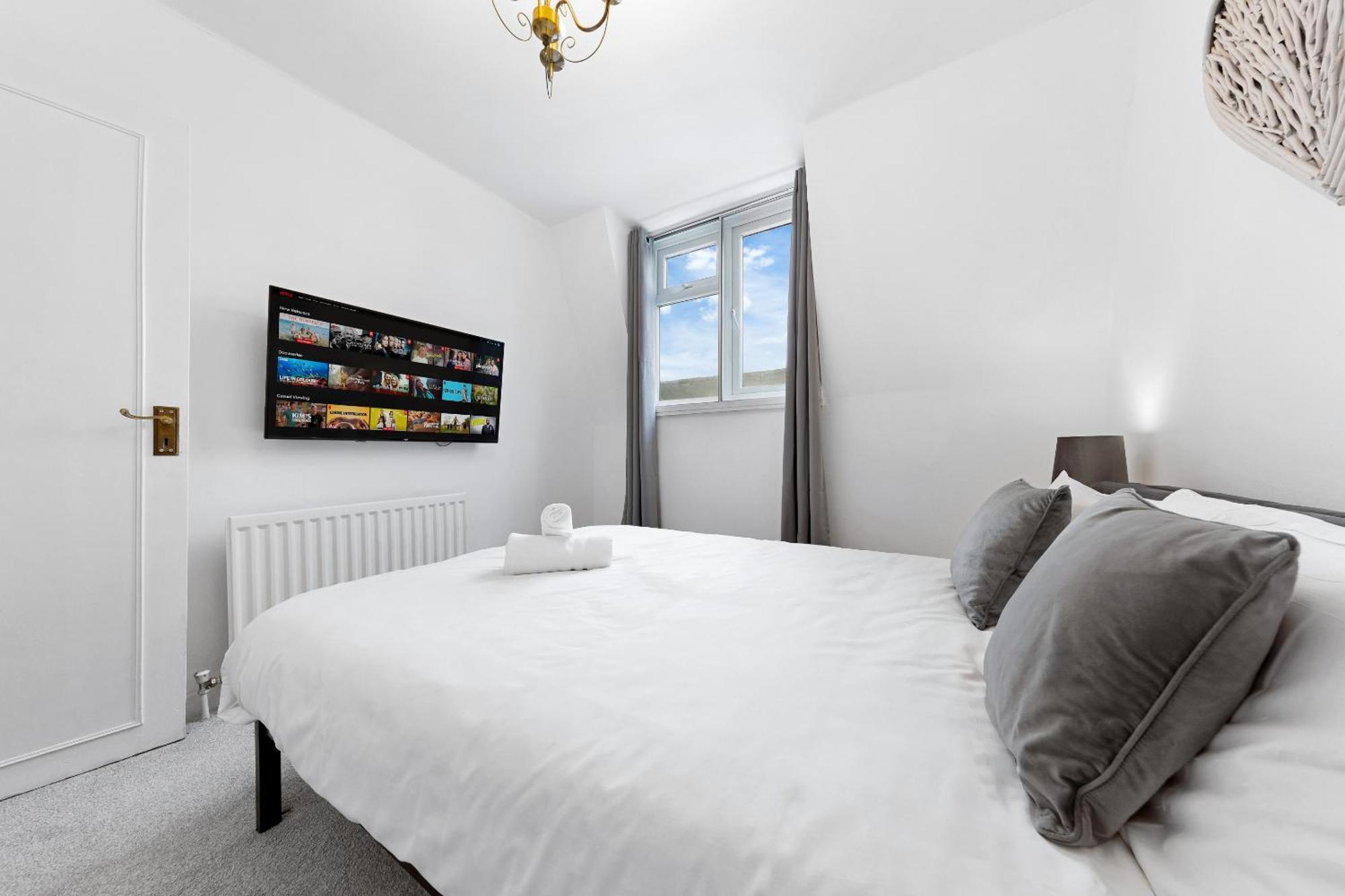 Newly Renovated Kensington 2 Bedroom With Balcony Near Harrods Sleeps 6, 2 Min Walk From Station Leilighet London