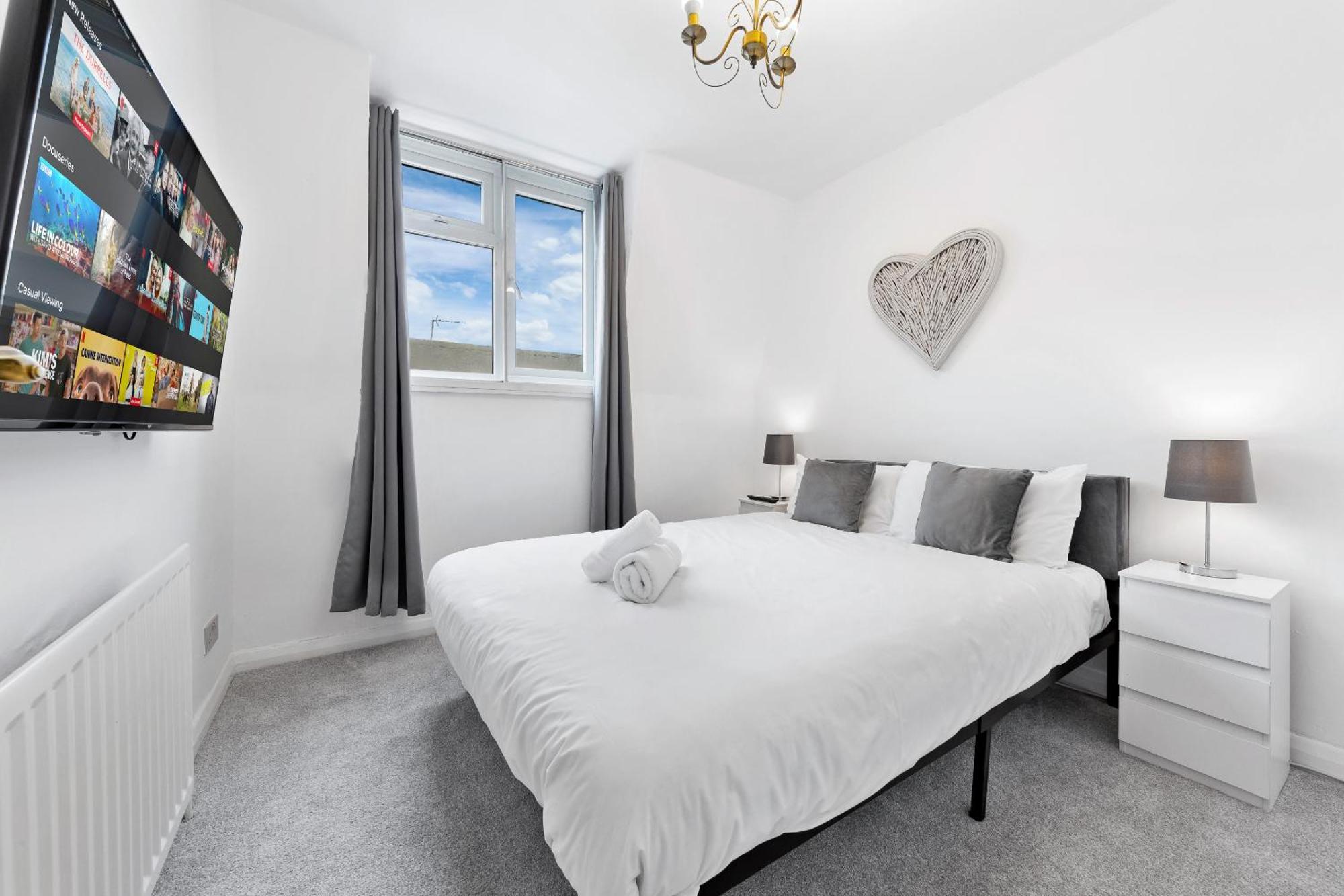 Newly Renovated Kensington 2 Bedroom With Balcony Near Harrods Sleeps 6, 2 Min Walk From Station Apartment