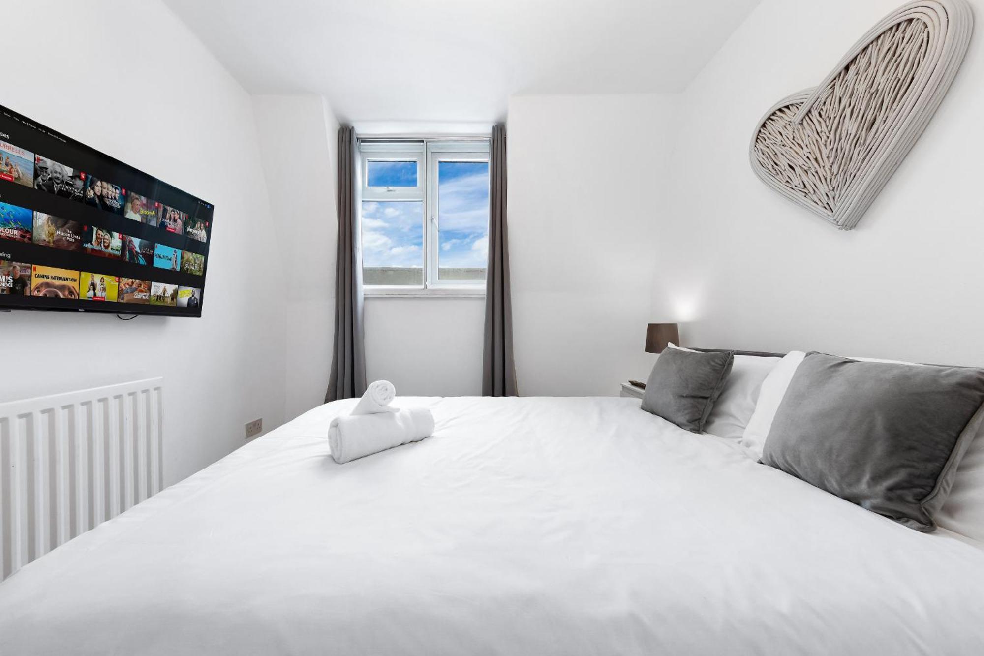 Newly Renovated Kensington 2 Bedroom With Balcony Near Harrods Sleeps 6, 2 Min Walk From Station Leilighet *