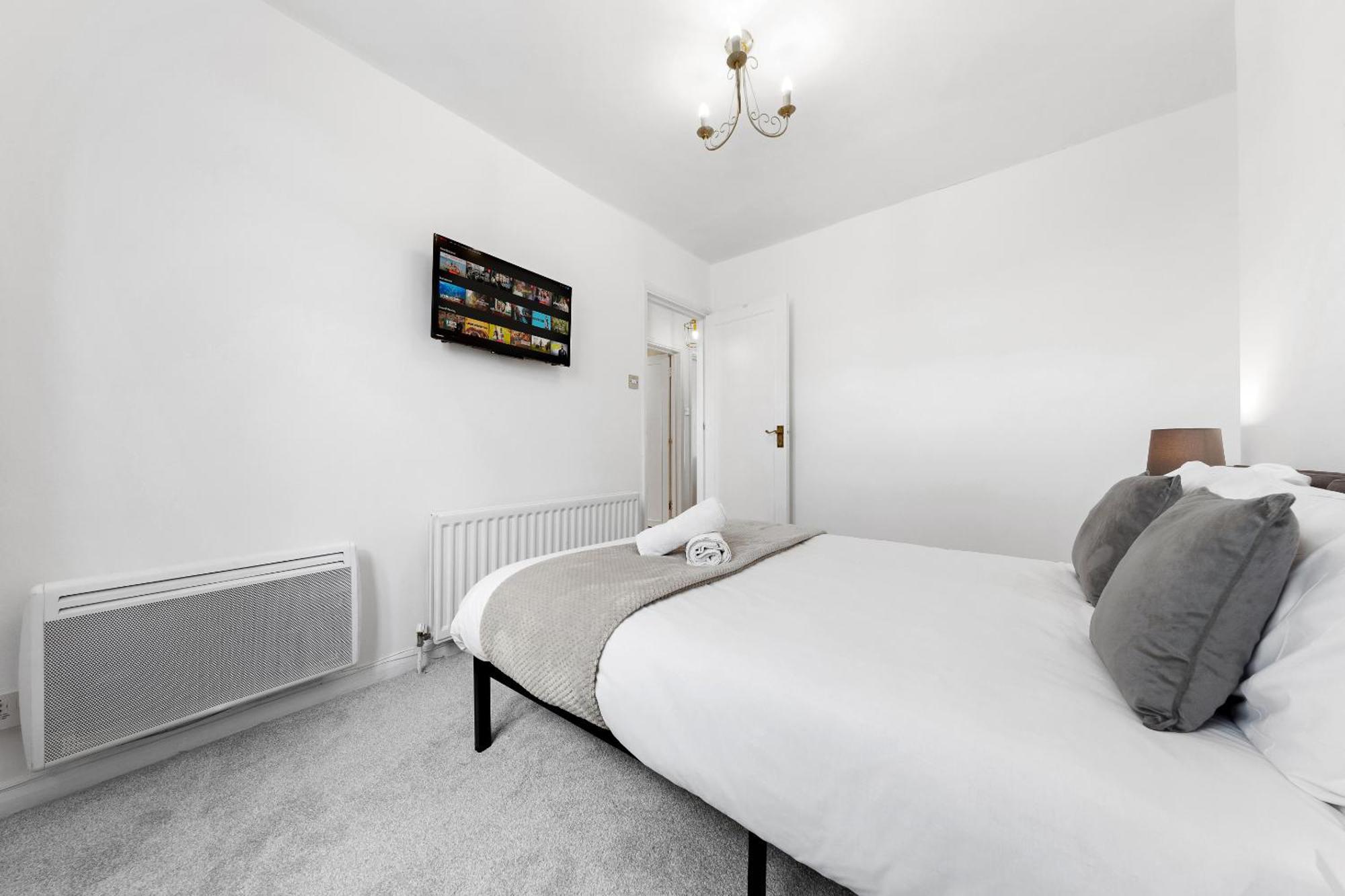 Newly Renovated Kensington 2 Bedroom With Balcony Near Harrods Sleeps 6, 2 Min Walk From Station Leilighet London