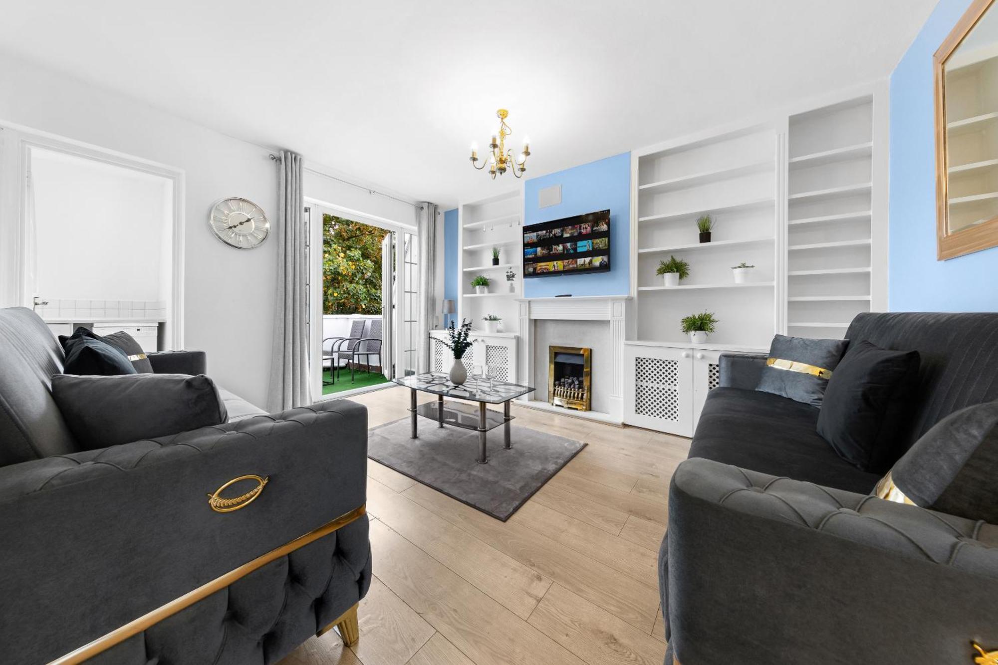 Newly Renovated Kensington 2 Bedroom With Balcony Near Harrods Sleeps 6, 2 Min Walk From Station Leilighet London