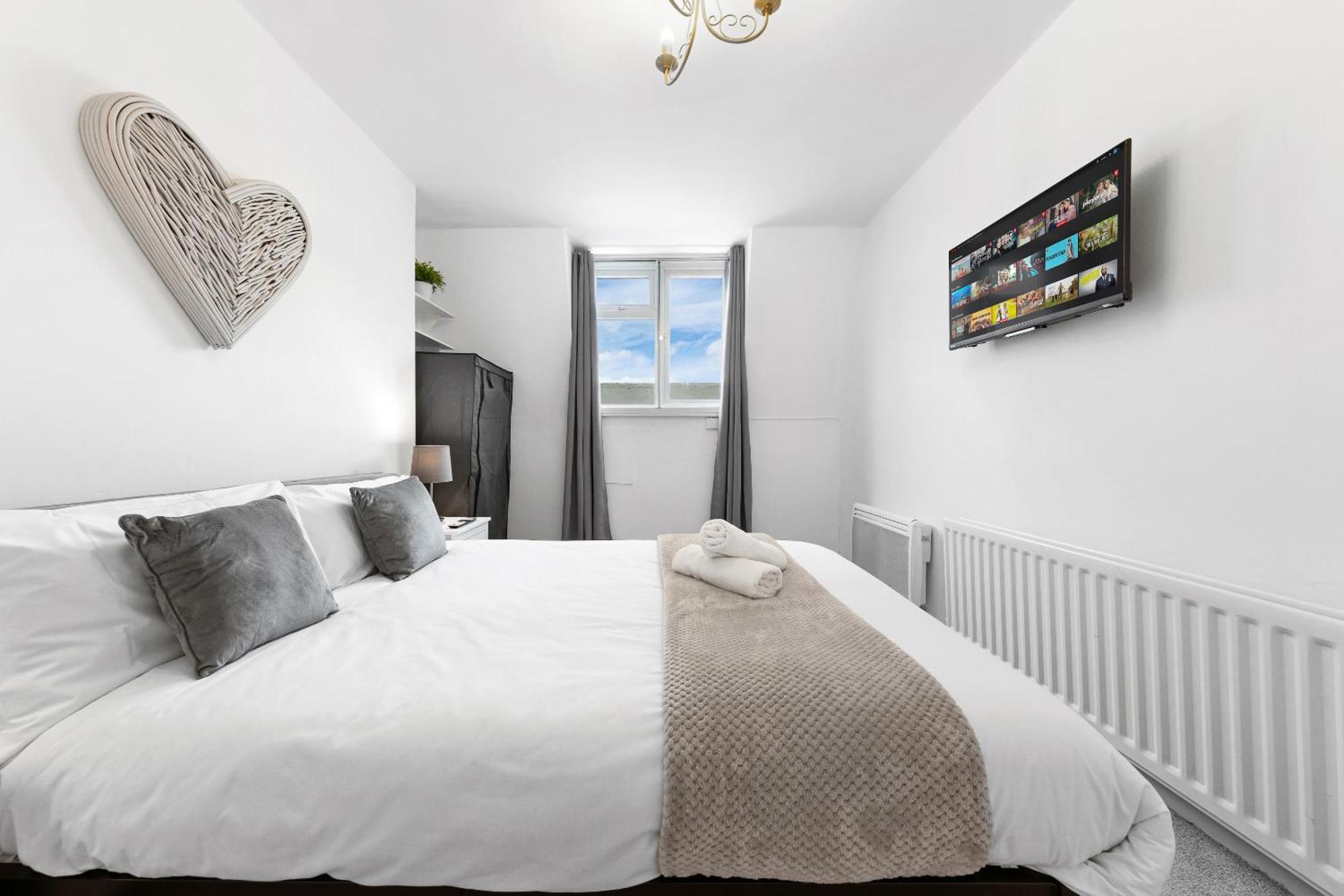 Newly Renovated Kensington 2 Bedroom With Balcony Near Harrods Sleeps 6, 2 Min Walk From Station Leilighet London