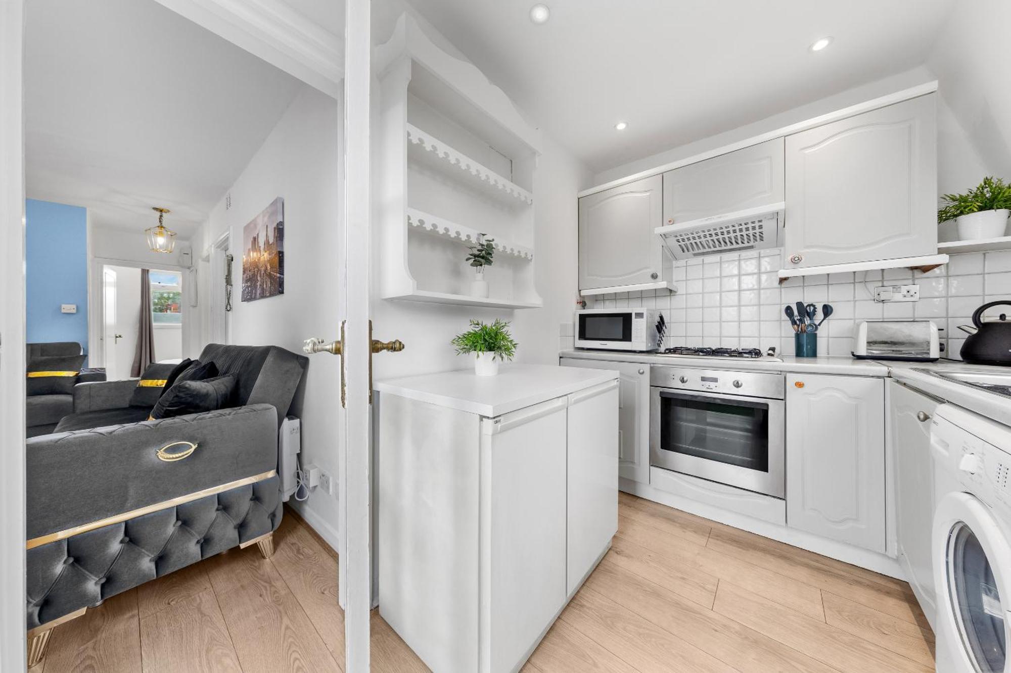 Newly Renovated Kensington 2 Bedroom With Balcony Near Harrods Sleeps 6, 2 Min Walk From Station *