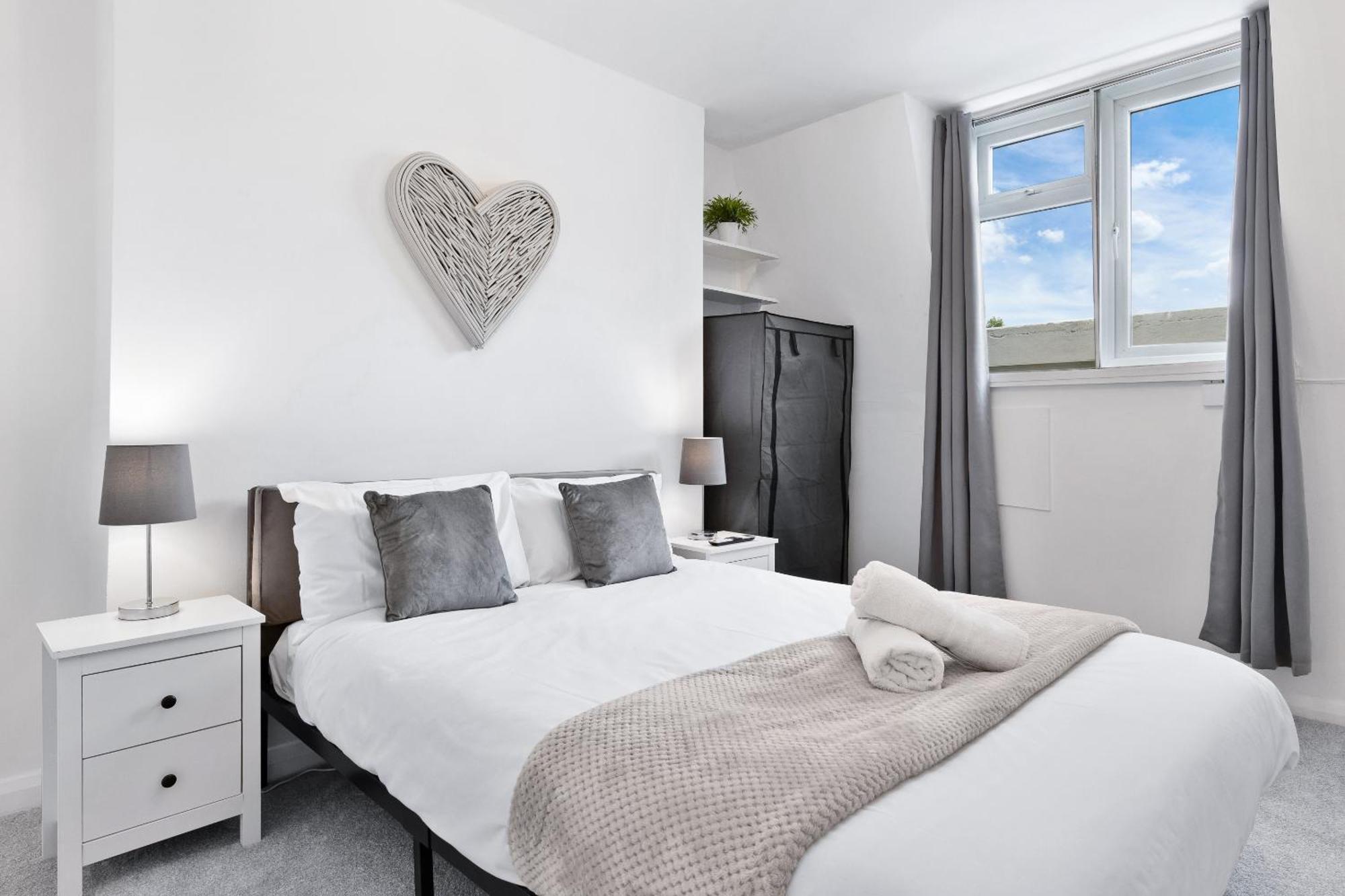 Newly Renovated Kensington 2 Bedroom With Balcony Near Harrods Sleeps 6, 2 Min Walk From Station Leilighet