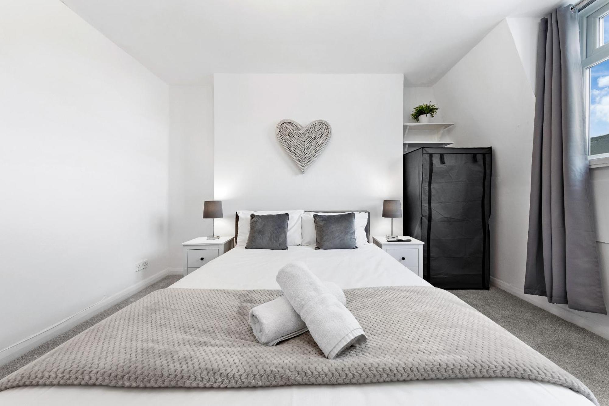 Newly Renovated Kensington 2 Bedroom With Balcony Near Harrods Sleeps 6, 2 Min Walk From Station * London