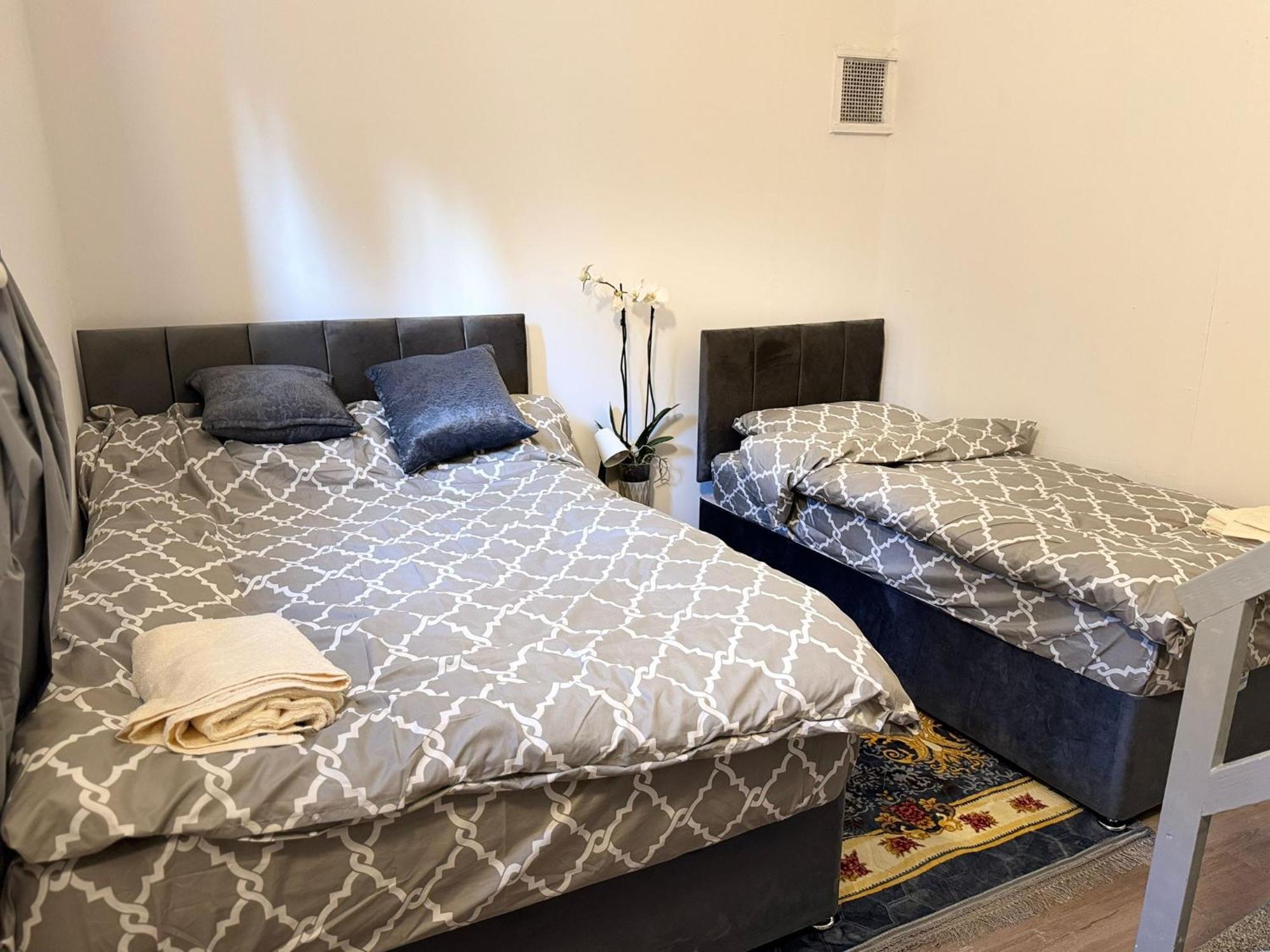 With 3 Beds- 20 Min From Bridge And Gatwick Airport Apartment London
